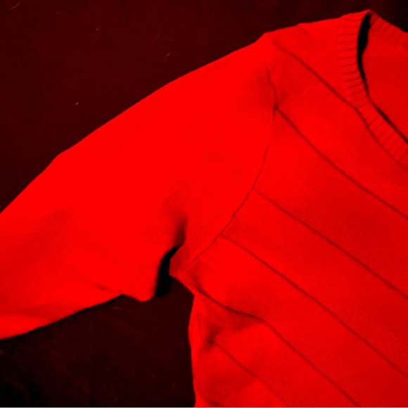 Size small long red shirt with angled lines for slimming effect - Picture 6 of 6